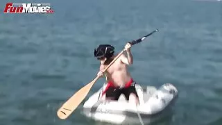 Сестрата умело събла ...
