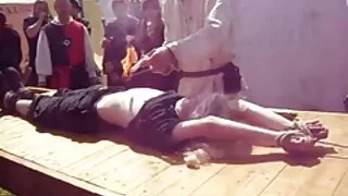 Стройната дъщеря го  ...