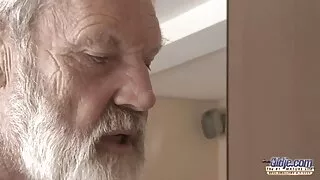 Голямата сестра смуч ...